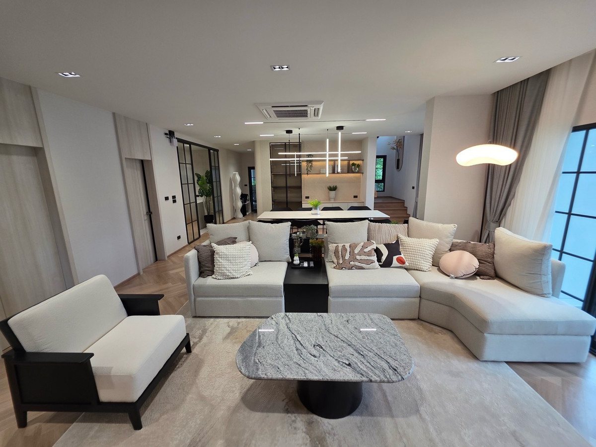 Luxurious 2-story house with furniture, beautifully decorated, for rent in Bangna-Bang Kaeo area. Near Mega Bangna, only 1.9 km. Loading...