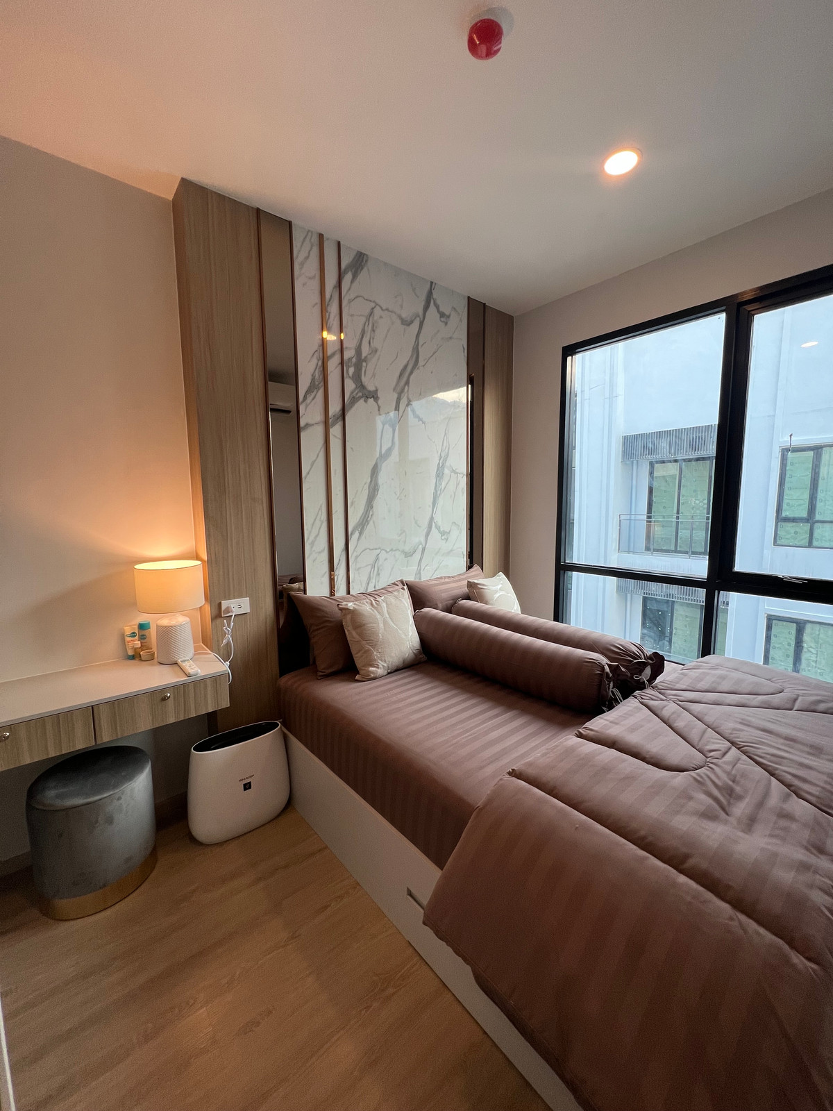 ขายคอนโดบางนา แบริ่ง ลาซาล : SALE – BROMPTON PET FRIENDLY Condo, Bearing 4 // ขายด่วน BROMPTON PET FRIENDLY แบริ่ง 4 – พร้อมอยู่ ใกล้รถไฟฟ้า 2 สาย ทาสแมวต้องเจอะและเจอความลงตัวที่ตกแต่งเพิ่ม คอนโดกระทัดรัดสายหวาน สายเทห์+น้องแมว 27 ตรว พร้อมตกแต่ง 