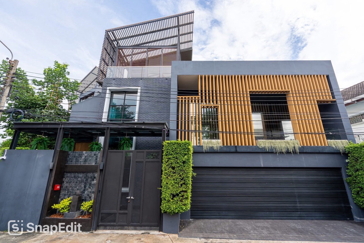 ขายบ้านสุขุมวิท อโศก ทองหล่อ : 📢👇บ้านเดี่ยวหรู 3 ชั้น พร้อมสระว่ายน้ำ ตั้งอยู่ในพื้นที่ใจกลางกรุง แต่เงียบสงบ เหมาะสำหรับครอบครัวใหญ่ที่ต้องการความเป็นส่วนตัว อยู่ใจกลางเมือง เดินทางสะดวกได้หลายเส้นทาง