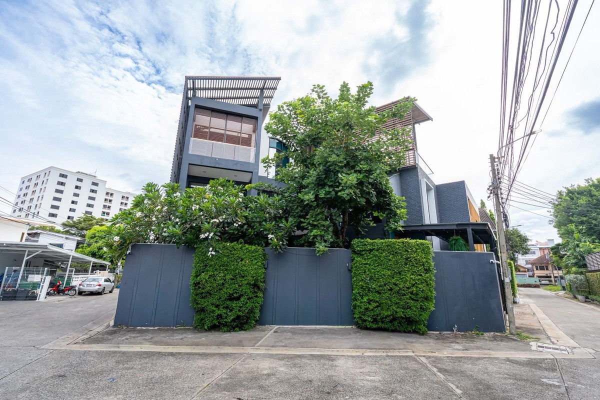 For SaleHouseSukhumvit, Asoke, Thonglor : 📢👇 Luxurious 3-story detached house with a private swimming pool, located in the heart of Bangkok yet in a peaceful and quiet area. Perfect for large families seeking privacy, with convenient access to multiple routes across the city.