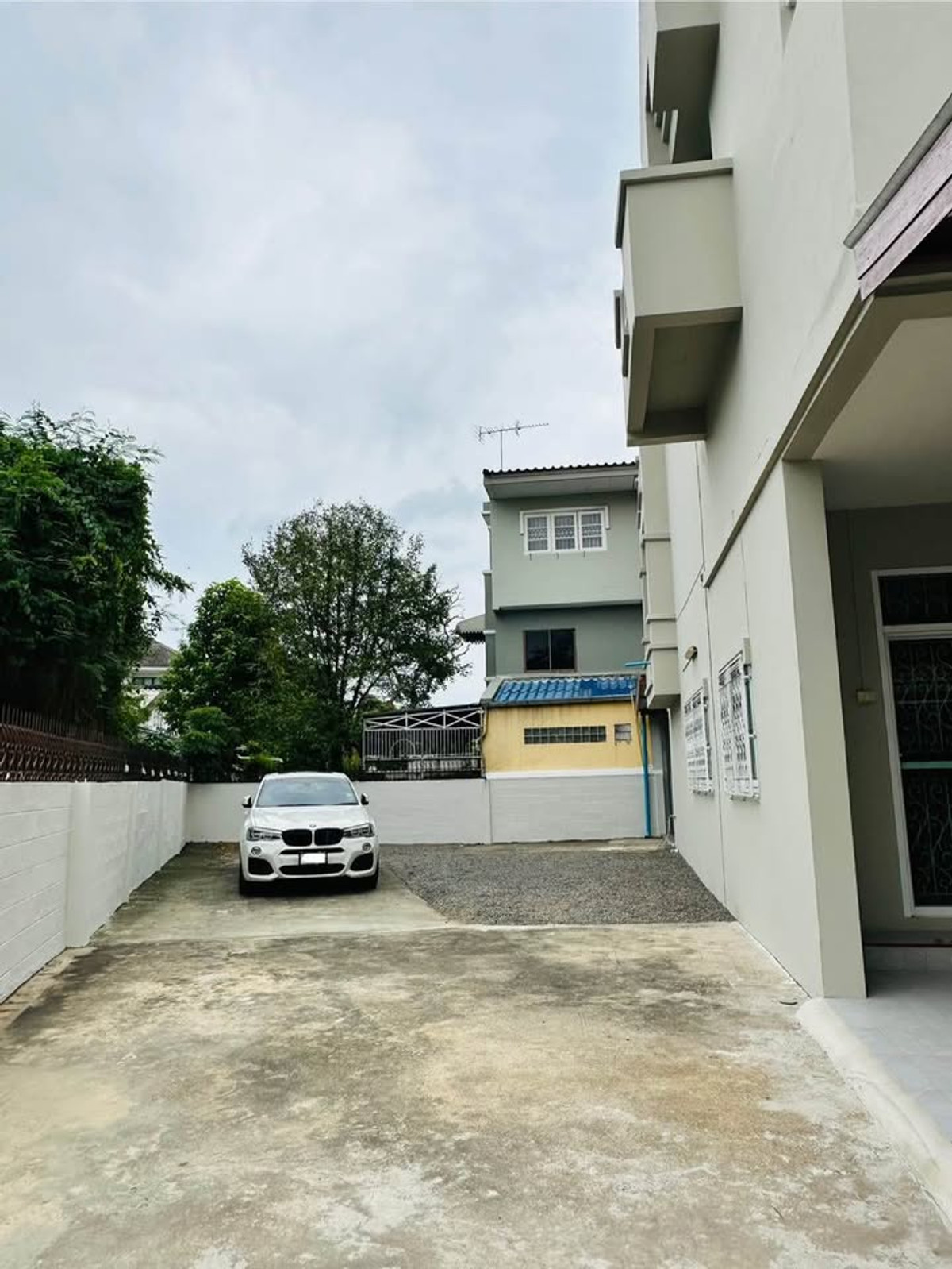 ทาวน์โฮมเสรีไทย-นิด้า : ขาย ให้เช่า ทาวโฮม สไตล์บ้านเดี่ยว 2ชั้นครึ่ง หลังมุม สวนสยาม เสรีไทย ใกล้มอเตอร์เวย์, แฟชั่นไอส์แลนด์