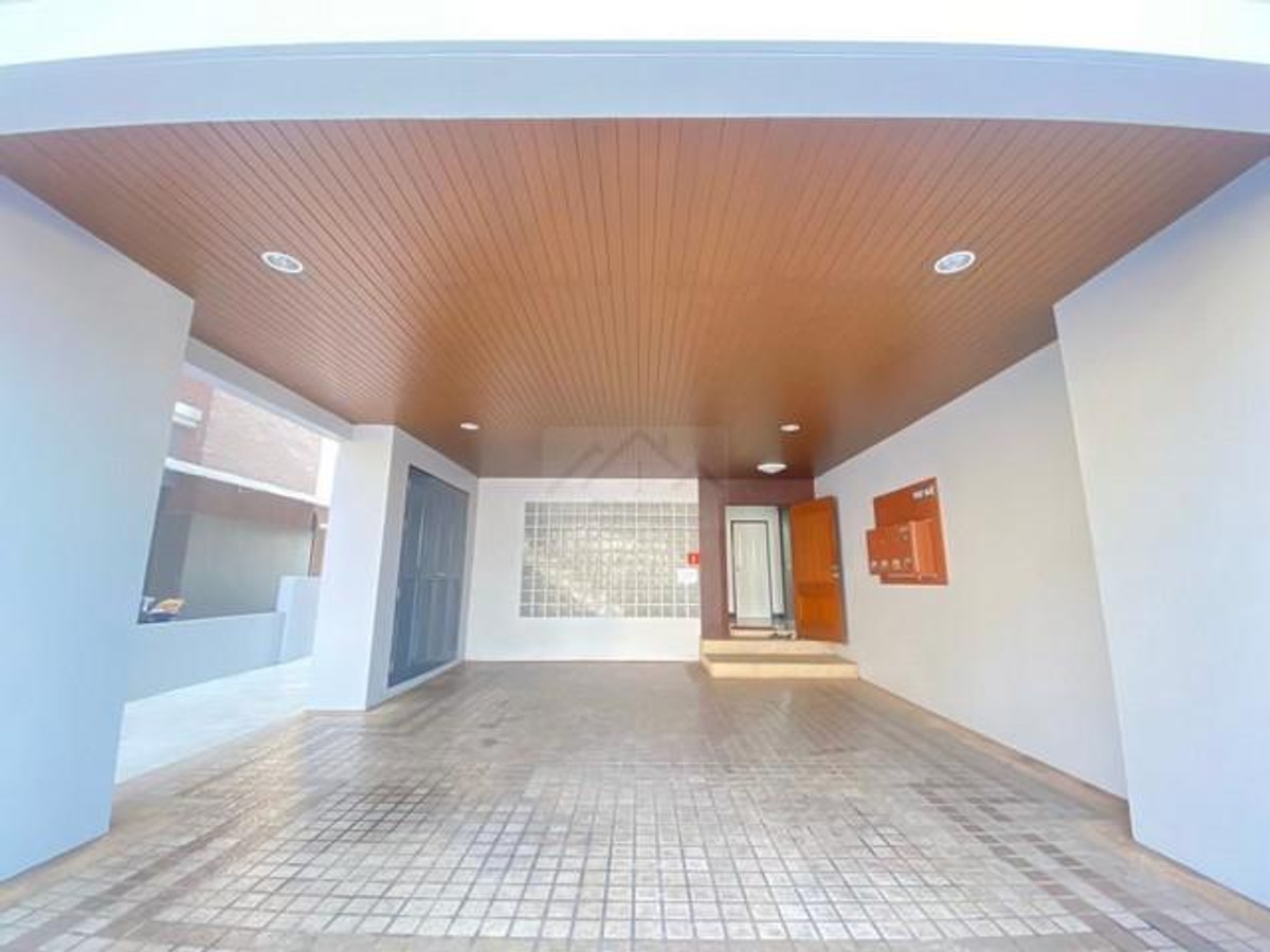 Home office for rent, 4 floors, 550 sq m., Mengjai Ratchada area, along the Regent Village Ratchada Expressway, Saha Pratunam Road. Loading...