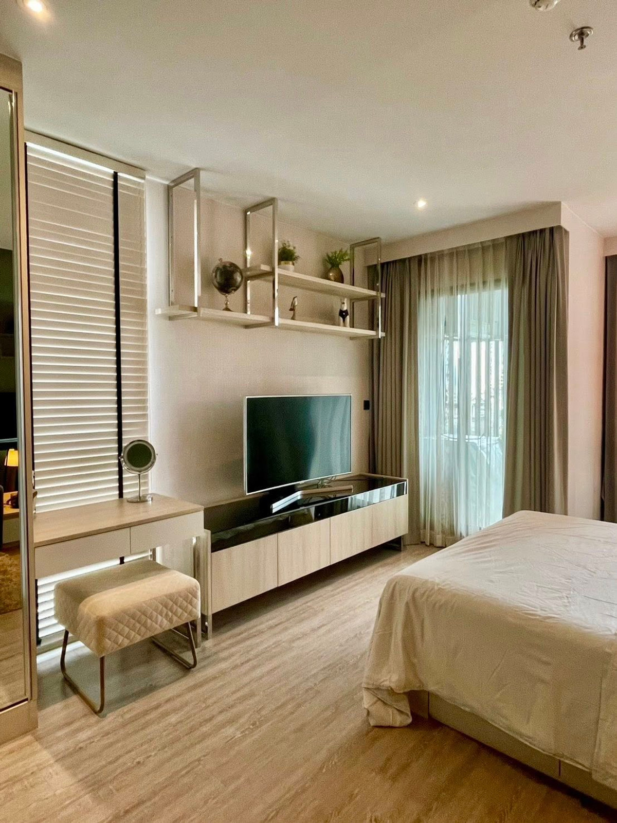 Urgent rent!! Condo Ton Ekkamai Central Hi-end Rhythm Ekkamai. Anyone who lives around here, works around here, shouldnt miss out on all the conveniences. 0896620022 Loading...