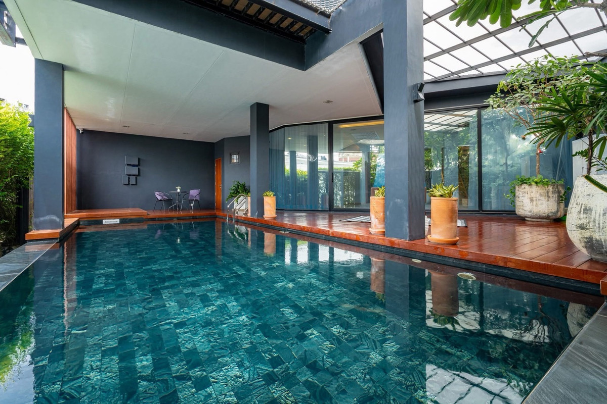 For SaleHouseSukhumvit, Asoke, Thonglor : 📢👇 Luxurious 3-story detached house with a private swimming pool, located in the heart of Bangkok yet in a peaceful and quiet area. Perfect for large families seeking privacy, with convenient access to multiple routes across the city.