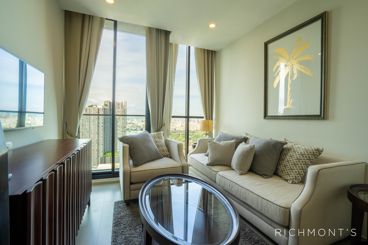 ขายคอนโดวิทยุ ชิดลม หลังสวน : Noble Ploenchit, 1-bedroom, close to BTS Ploenchit for Sale