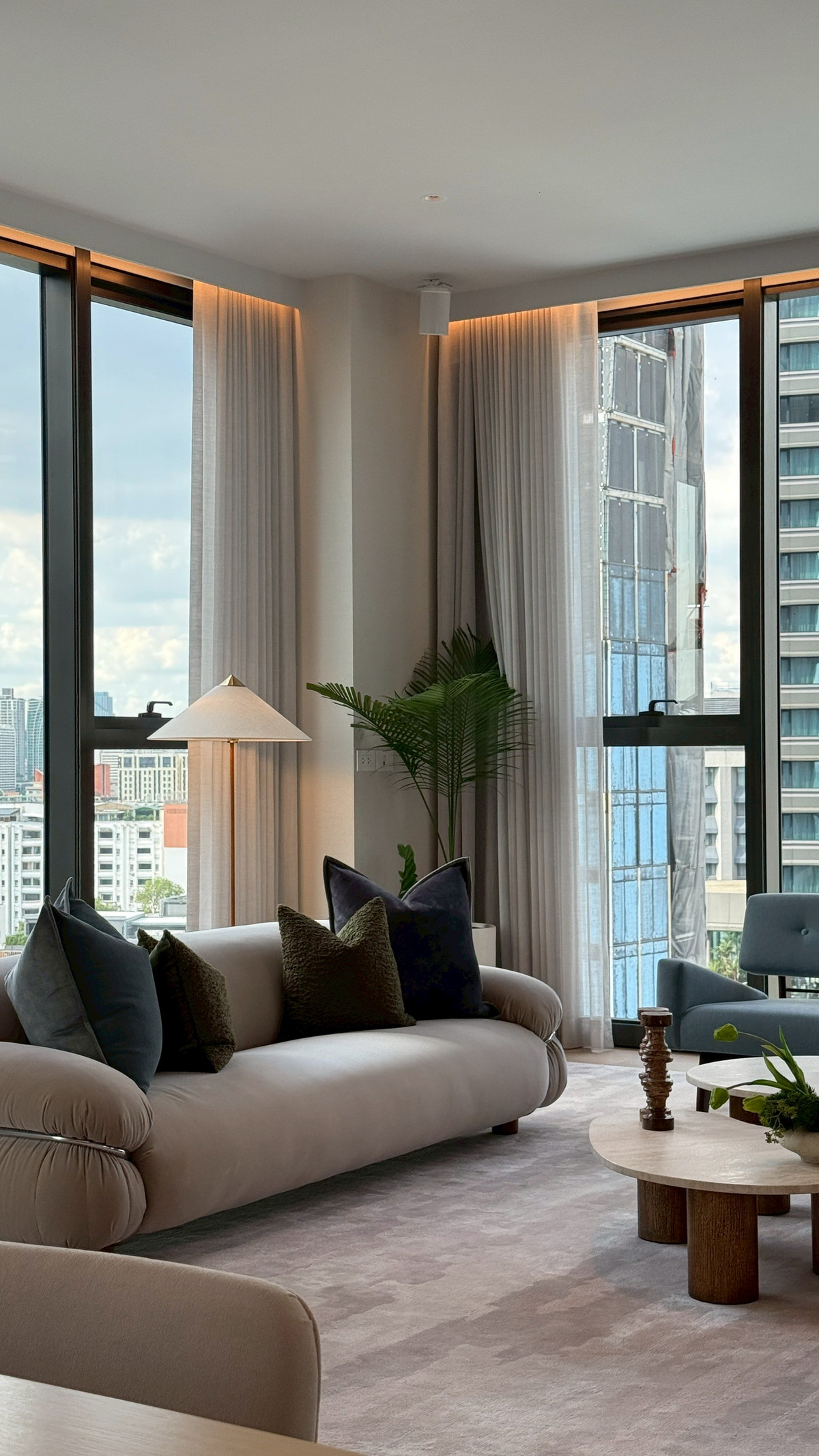 ♢ Exclusive Penthouse ♢ ชั้น 25+ | ขนาดพื้นที่ใช้สอย 415.00 ตร.ม. | ห้องนอน 4 ห้องน้ำ 4 | ติดถนนสุขุมวิทและ BTS ทองหล่อในระยะ 0 เมตร Loading...