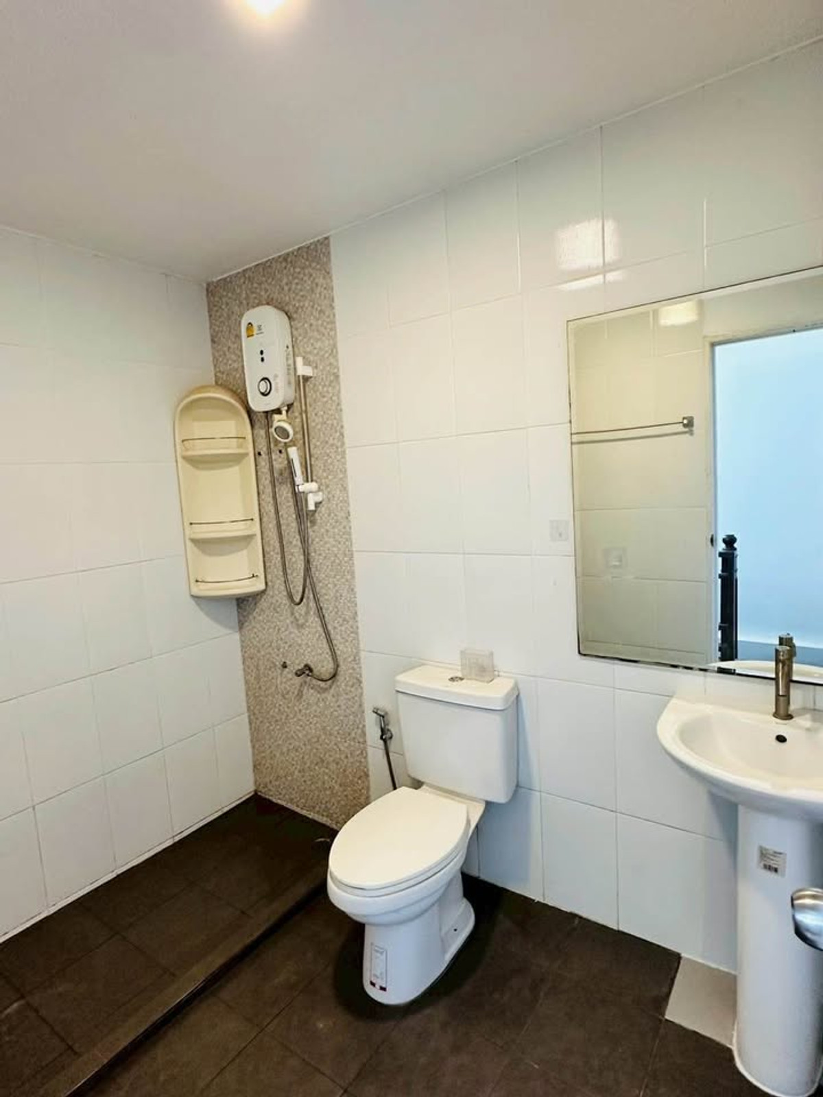 ทาวน์โฮมเสรีไทย-นิด้า : ขาย ให้เช่า ทาวโฮม สไตล์บ้านเดี่ยว 2ชั้นครึ่ง หลังมุม สวนสยาม เสรีไทย ใกล้มอเตอร์เวย์, แฟชั่นไอส์แลนด์