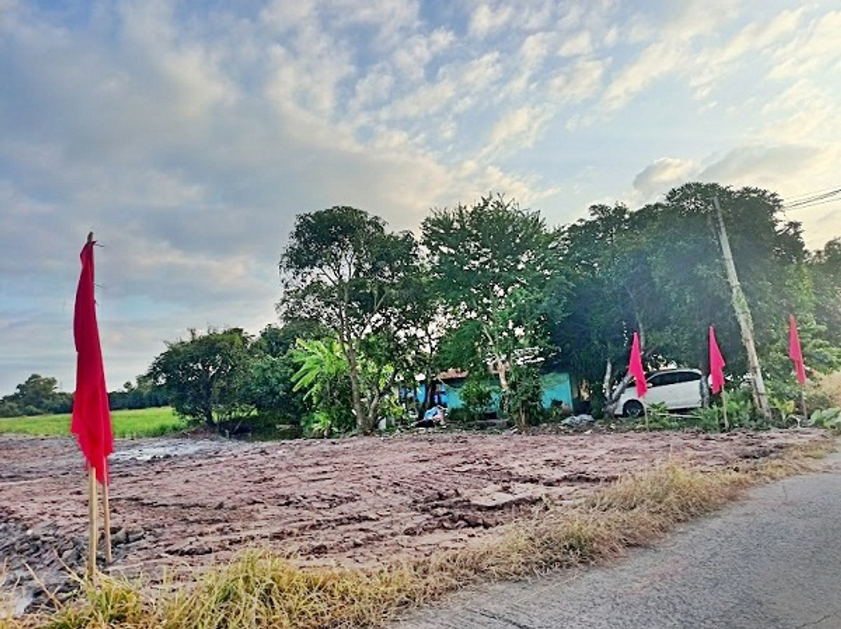 Cheapest in this zone Land can be paid in installments with no interest or low down payment. Land can be divided and sold in 40 installments. Free interest - low down payment in Nong Khae. T.062-1574449 Loading...