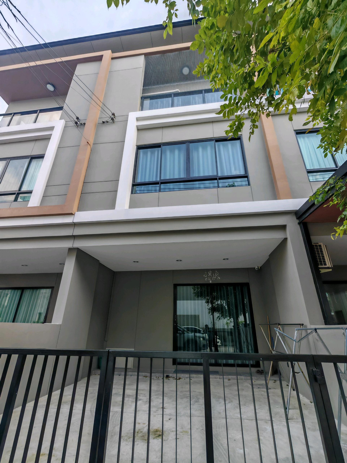ให้เช่าทาวน์โฮมนวมินทร์ รามอินทรา : ทาวน์โฮม 3 ชั้น พร้อมเฟอร์นิเจอร์ ตกแต่งสวยงาม ให้เช่า ย่านรามอินทรา-บางเขน ใกล้แม็คโคร เทพรักษ์ เพียง 300 เมตร