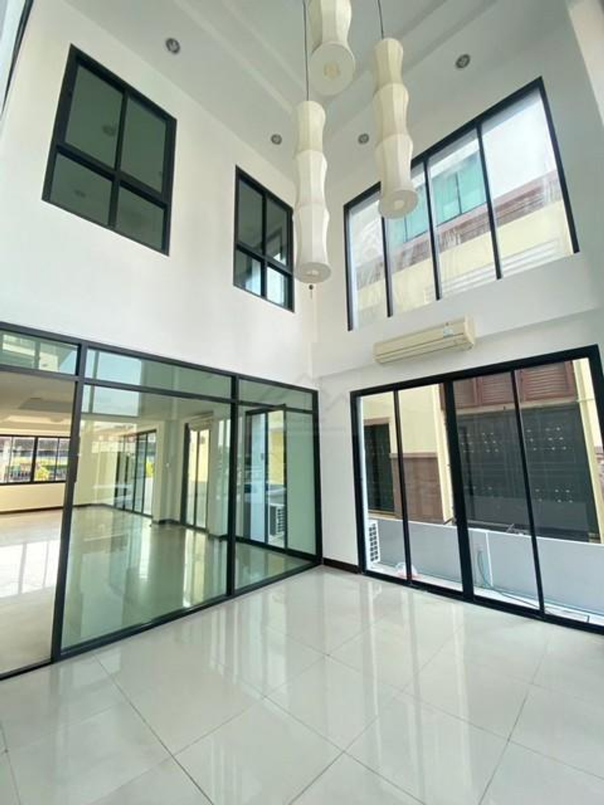 Home office for rent, 4 floors, 550 sq m., Mengjai Ratchada area, along the Regent Village Ratchada Expressway, Saha Pratunam Road. Loading...