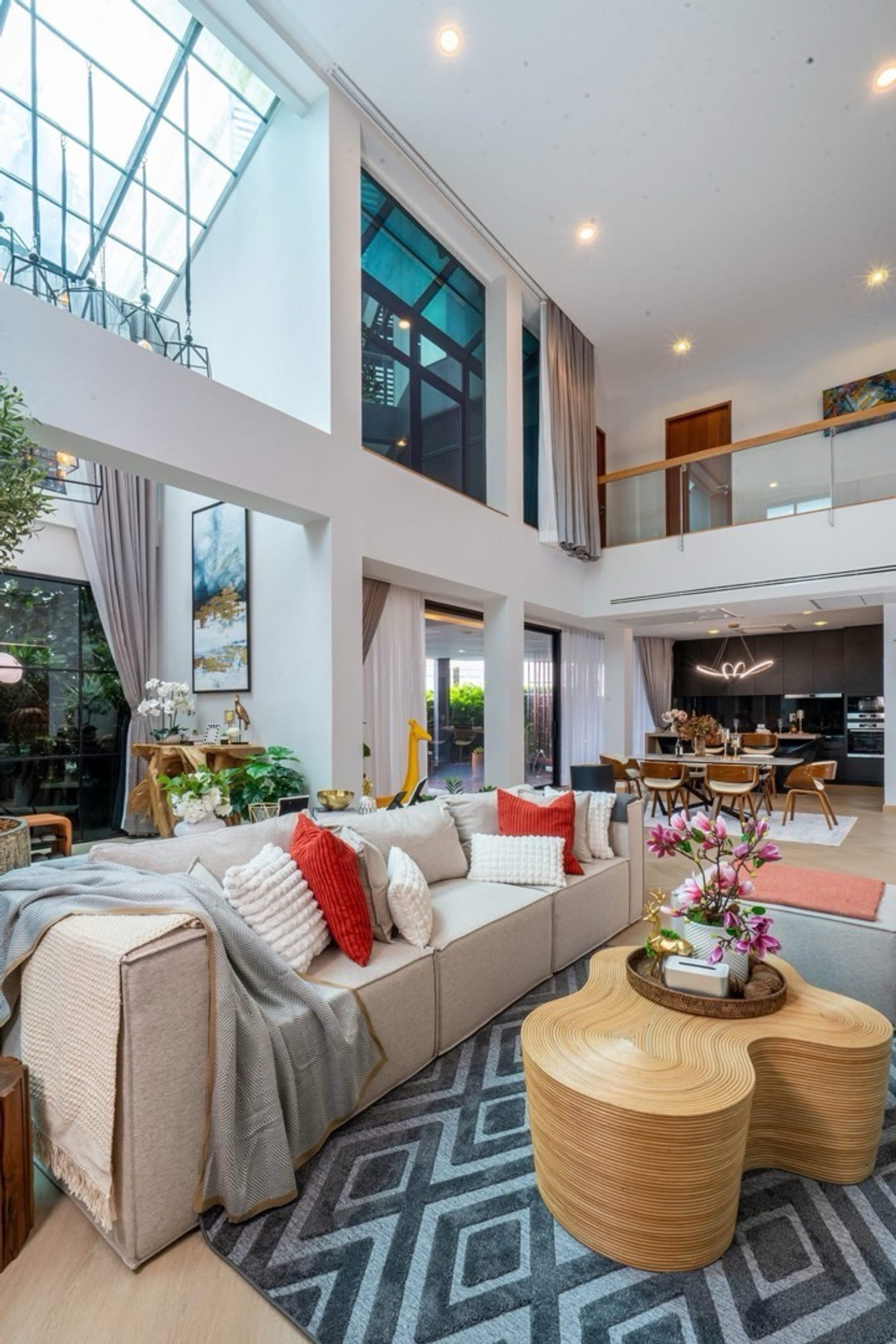 For SaleHouseSukhumvit, Asoke, Thonglor : 📢👇 Luxurious 3-story detached house with a private swimming pool, located in the heart of Bangkok yet in a peaceful and quiet area. Perfect for large families seeking privacy, with convenient access to multiple routes across the city.