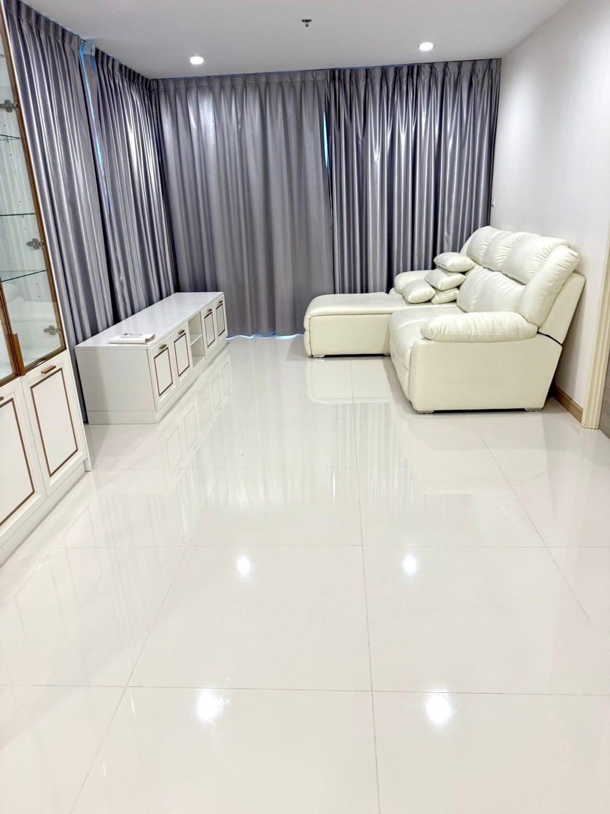 ST327 For Sale – Supalai Riva Grande Rama 3 This unit is in immaculate condition, beautifully built-in throughout, and fully furnished — ready to move in. Loading...