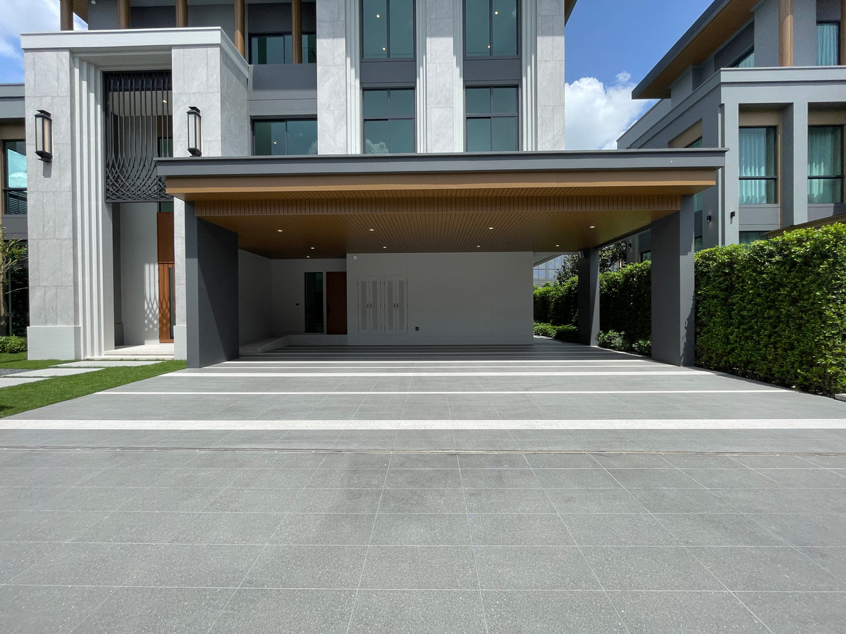 For SaleHousePattanakan, Srinakarin : Urgent sale! CINQUIEME Krungthep Kreetha Maison Privée, 3-storey luxury house, 655 sq m., close to Brighton College, only 800 m., highest level of privacy. With a private pool and elevator.