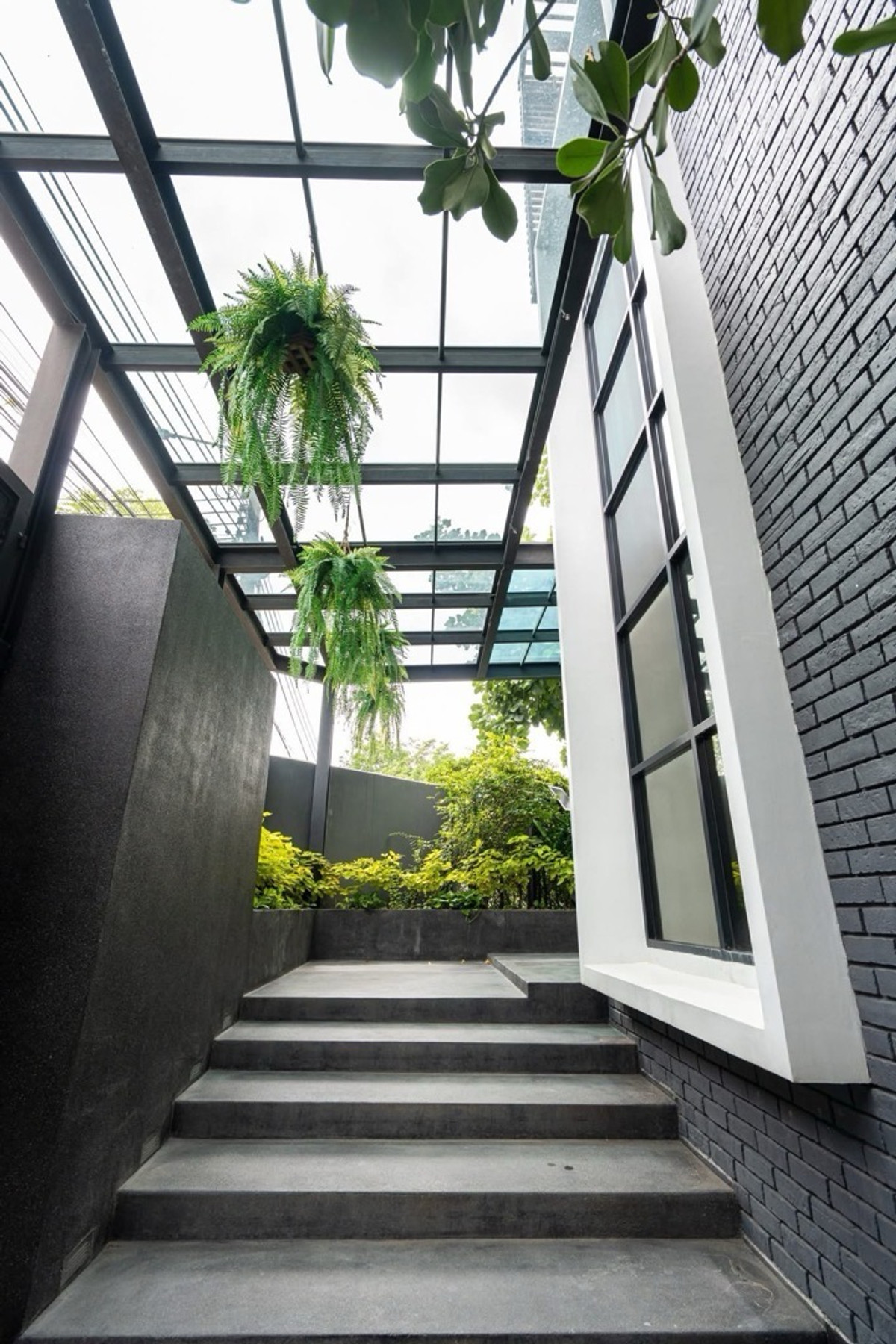 For SaleHouseSukhumvit, Asoke, Thonglor : 📢👇 Luxurious 3-story detached house with a private swimming pool, located in the heart of Bangkok yet in a peaceful and quiet area. Perfect for large families seeking privacy, with convenient access to multiple routes across the city.