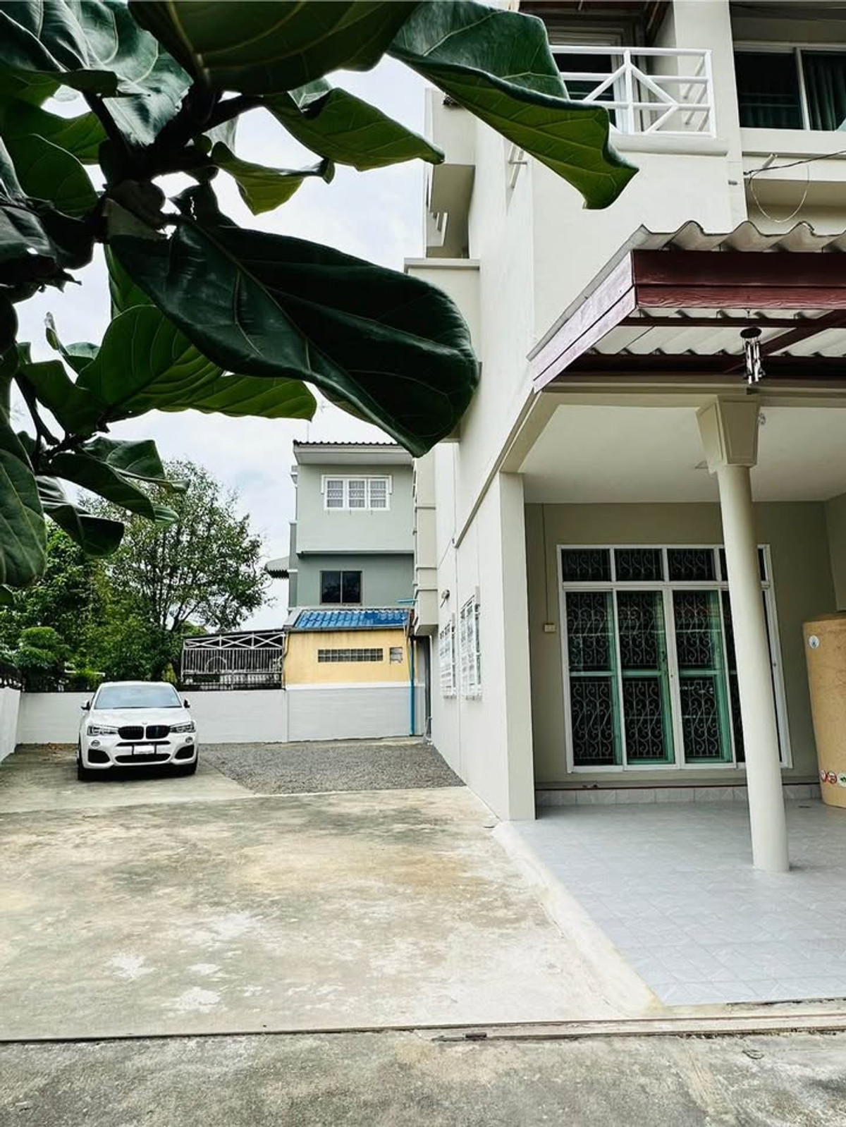 ทาวน์โฮมเสรีไทย-นิด้า : ขาย ให้เช่า ทาวโฮม สไตล์บ้านเดี่ยว 2ชั้นครึ่ง หลังมุม สวนสยาม เสรีไทย ใกล้มอเตอร์เวย์, แฟชั่นไอส์แลนด์