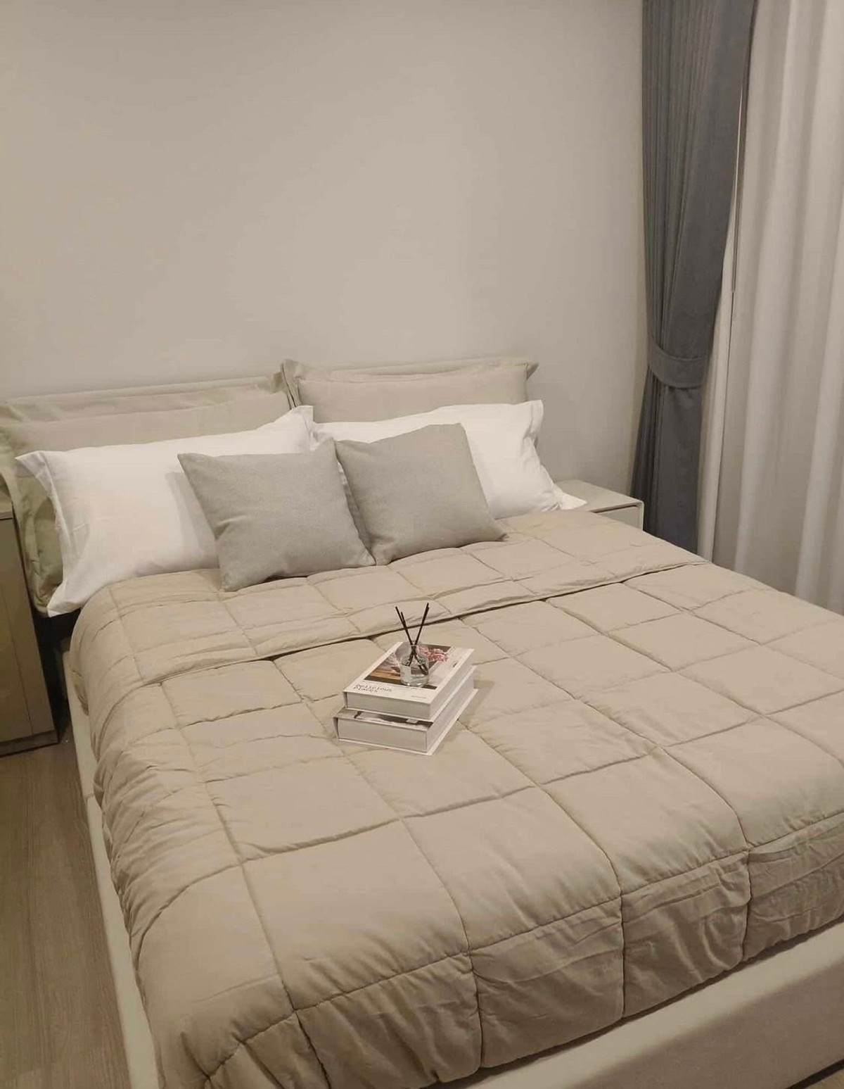 For RentCondoKhlongtoei, Kluaynamthai : Urgent rent, condo for city people, convenient travel, has shuttle, Aspire Sukhumvit Rama4, 11th floor, good condition. Not too high. Lets be the first to rent. 0896620022 Pim