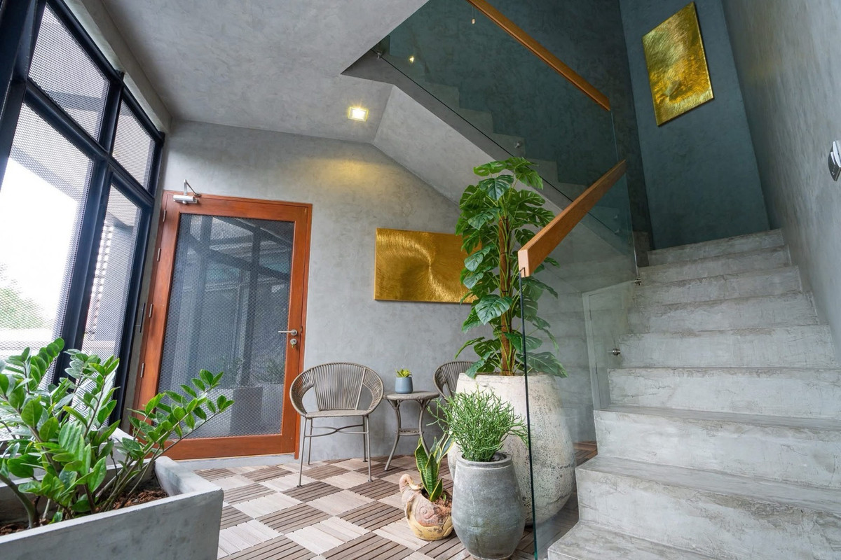 For SaleHouseSukhumvit, Asoke, Thonglor : 📢👇 Luxurious 3-story detached house with a private swimming pool, located in the heart of Bangkok yet in a peaceful and quiet area. Perfect for large families seeking privacy, with convenient access to multiple routes across the city.