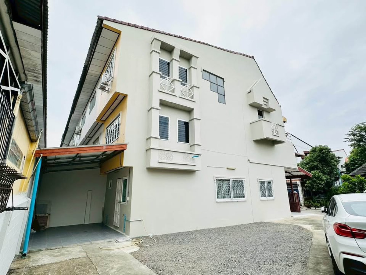 ทาวน์โฮมเสรีไทย-นิด้า : ขาย ให้เช่า ทาวโฮม สไตล์บ้านเดี่ยว 2ชั้นครึ่ง หลังมุม สวนสยาม เสรีไทย ใกล้มอเตอร์เวย์, แฟชั่นไอส์แลนด์