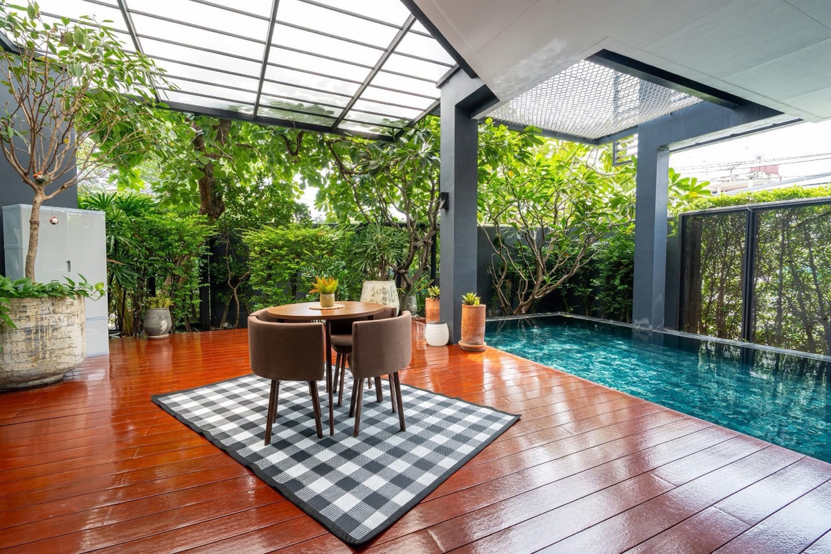For SaleHouseSukhumvit, Asoke, Thonglor : 📢👇 Luxurious 3-story detached house with a private swimming pool, located in the heart of Bangkok yet in a peaceful and quiet area. Perfect for large families seeking privacy, with convenient access to multiple routes across the city.