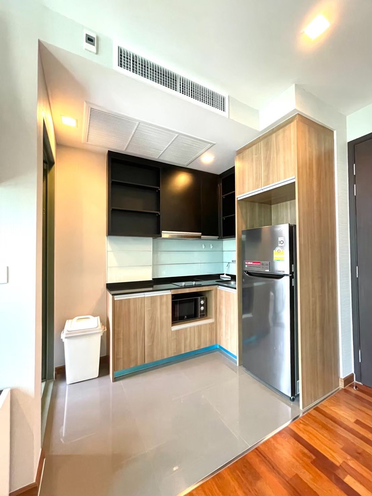 ให้เช่าคอนโดราชเทวี พญาไท : Wish Signature Midtown Siam 1【𝐑𝐄𝐍𝐓】🔥เรียบหรูในโทนไม้เข้ม เงียบสงบแต่มีเสน่ห์ทุกมุมห้อง🔥  ติดต่อไลน์ไอดี: @hacondo