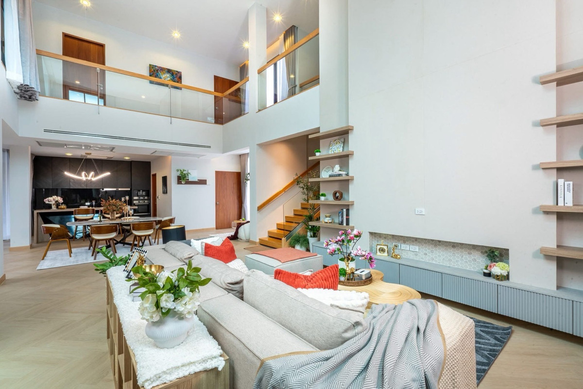 For SaleHouseSukhumvit, Asoke, Thonglor : 📢👇 Luxurious 3-story detached house with a private swimming pool, located in the heart of Bangkok yet in a peaceful and quiet area. Perfect for large families seeking privacy, with convenient access to multiple routes across the city.