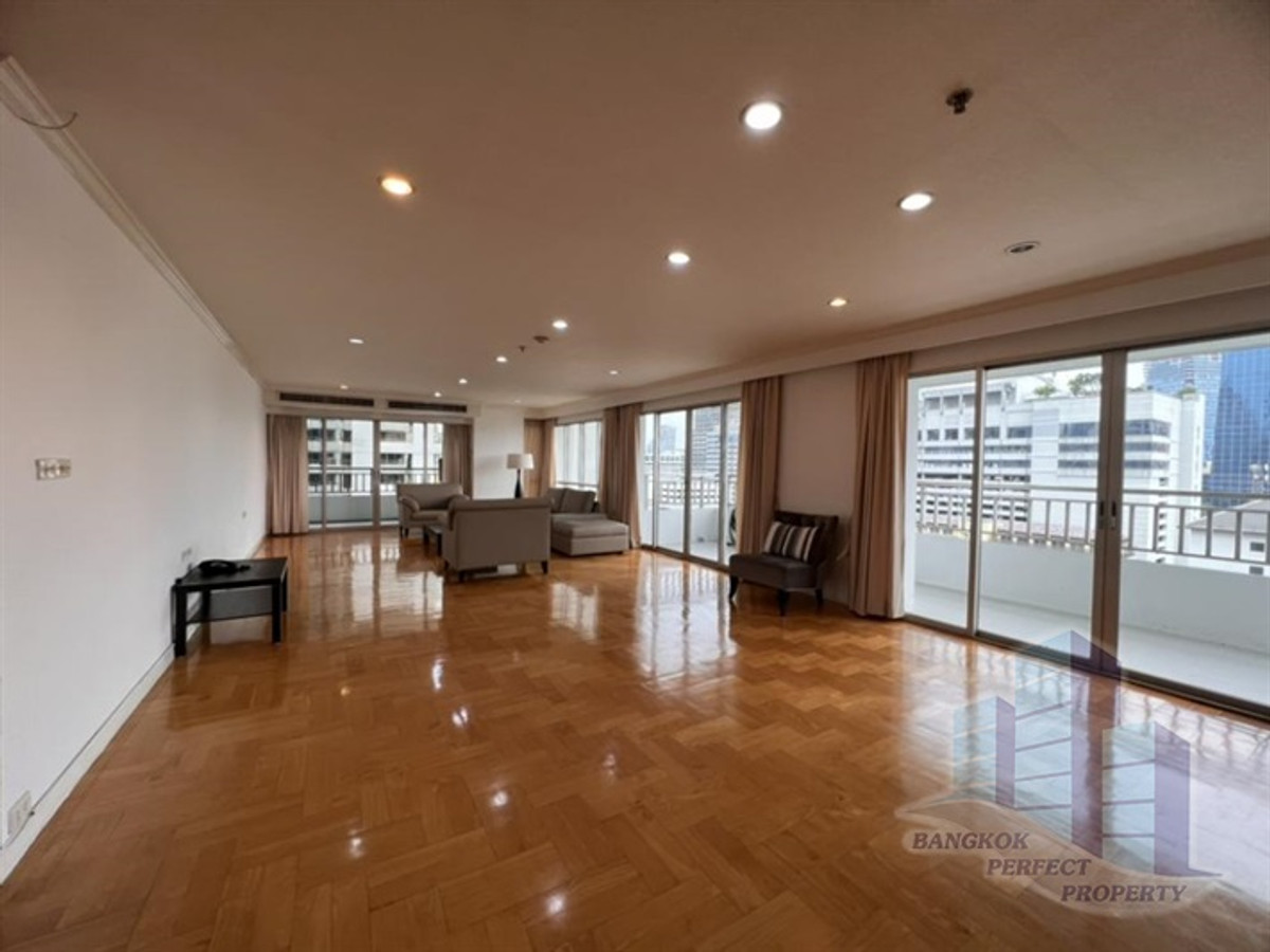 Beautiful 3 bedrooms with 300 sqm, just renovated in Sathorn For Rent Loading...