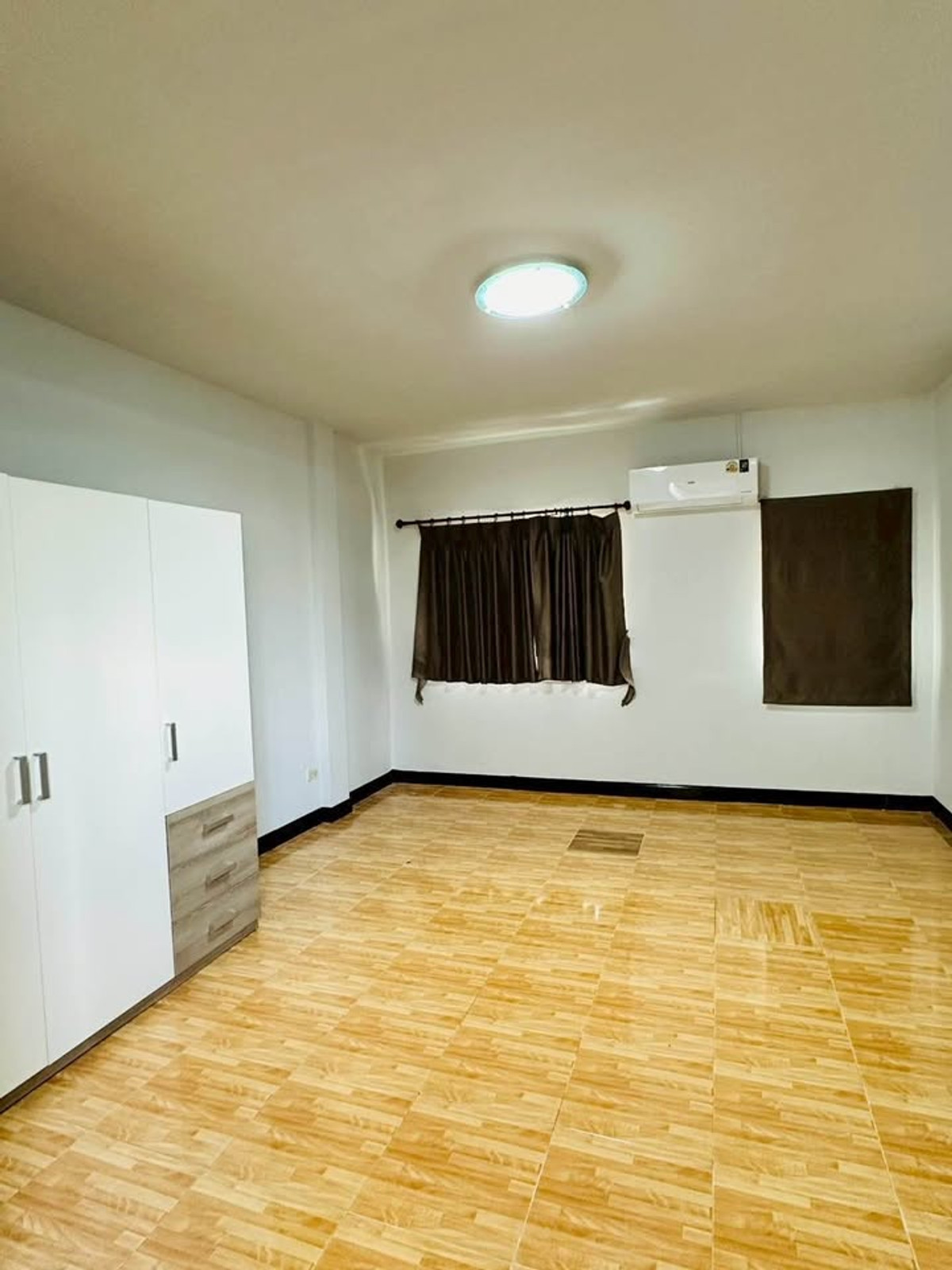 ทาวน์โฮมเสรีไทย-นิด้า : ขาย ให้เช่า ทาวโฮม สไตล์บ้านเดี่ยว 2ชั้นครึ่ง หลังมุม สวนสยาม เสรีไทย ใกล้มอเตอร์เวย์, แฟชั่นไอส์แลนด์