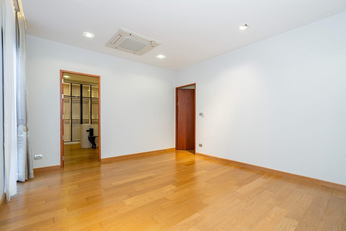 For SaleHouseSukhumvit, Asoke, Thonglor : 📢👇 Luxurious 3-story detached house with a private swimming pool, located in the heart of Bangkok yet in a peaceful and quiet area. Perfect for large families seeking privacy, with convenient access to multiple routes across the city.