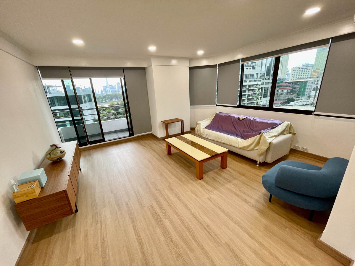 Lake Avenue Sukhumvit 16 | 1-Bedroom Residence for Sale Loading...