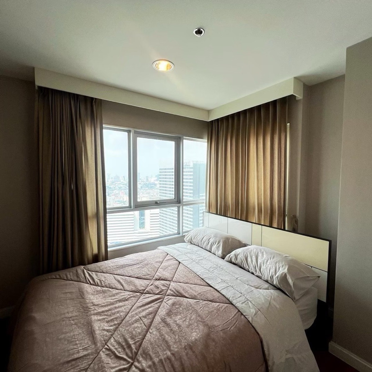 For RentCondoRama9, Petchburi, RCA : 𝐅𝐨𝐫 𝐫𝐞𝐧t Belle Grand Rama 9
3 bedrooms, 2 bath fully furnished, 29th floor, 103 sq m. Building 