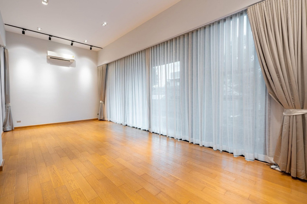 For SaleHouseSukhumvit, Asoke, Thonglor : 📢👇 Luxurious 3-story detached house with a private swimming pool, located in the heart of Bangkok yet in a peaceful and quiet area. Perfect for large families seeking privacy, with convenient access to multiple routes across the city.