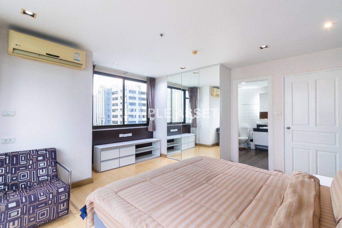 For RentSukhumvit, Asoke, Thonglor : Line ID: @zimple_asset  Service Apartment on Sukhumvit Soi 8. Fully furnished large rooms with fitness and swimming pool. Conveniently located near BTS Nana. Accepts both short-term and long-term stays