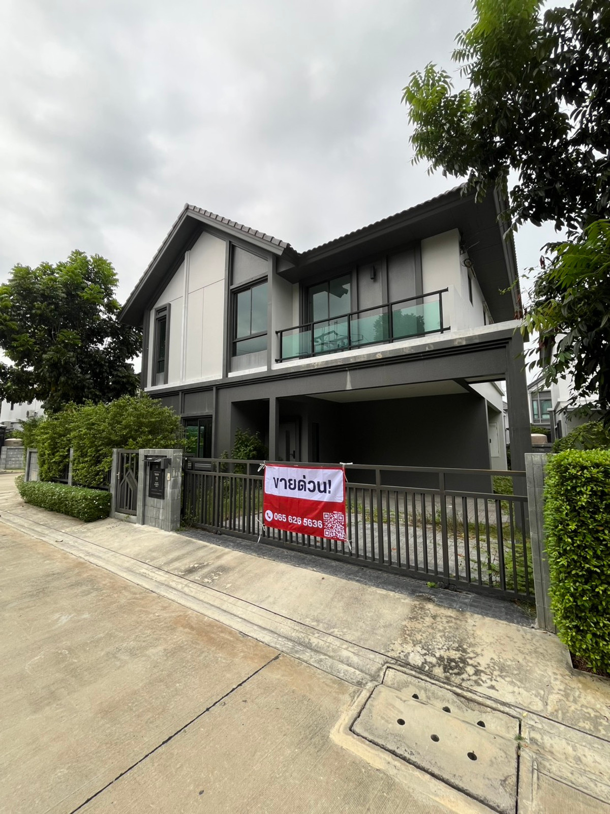 For SaleHouseRattanathibet, Sanambinna : 🏡 Grand Britannia Nonthaburi Station – corner plot detached house in front of the central garden, largest land in the project, price 14,900,000 baht.