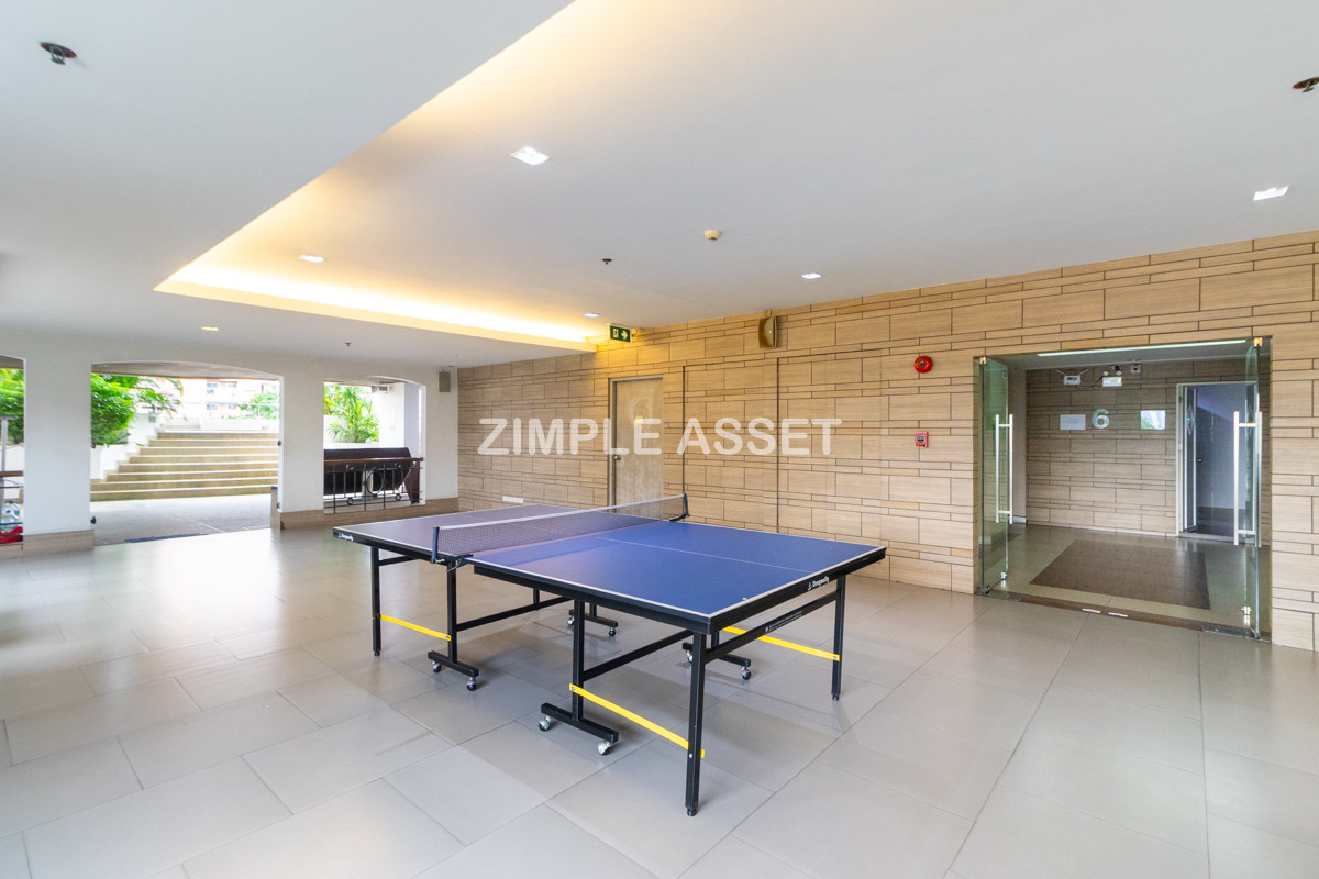 For RentSukhumvit, Asoke, Thonglor : Line ID: @zimple_asset  Service Apartment on Sukhumvit Soi 8. Fully furnished large rooms with fitness and swimming pool. Conveniently located near BTS Nana. Accepts both short-term and long-term stays