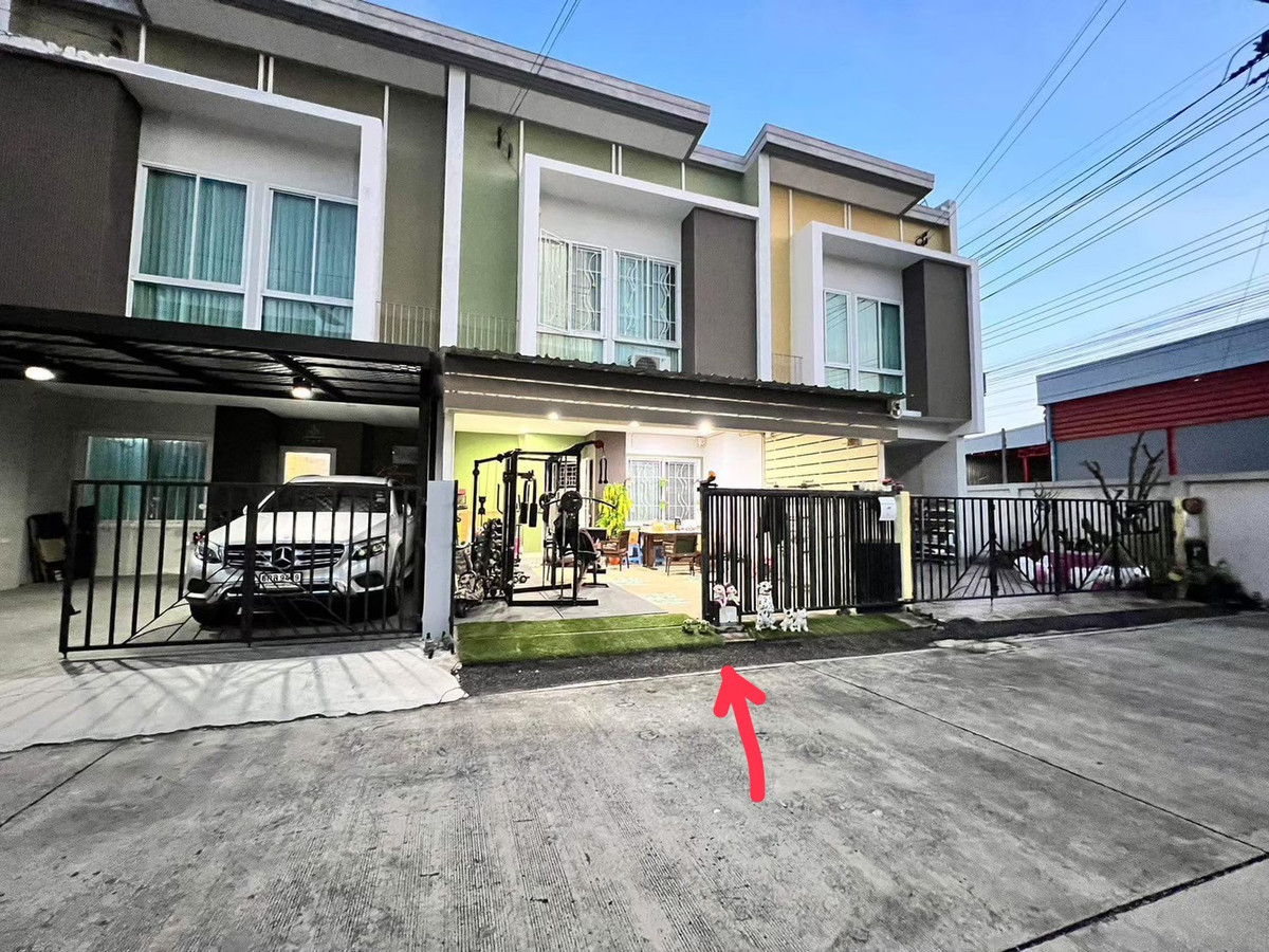 For SaleTownhomePhutthamonthon, Salaya : Townhouse for sale, 2 floors, area 20 sq m, Siri Villa Village. Phutthamonthon Sai 4 Road, Soi 1, Om Noi Subdistrict, Krathum Baen District, Samut Sakhon Province, selling cheaply in the village.