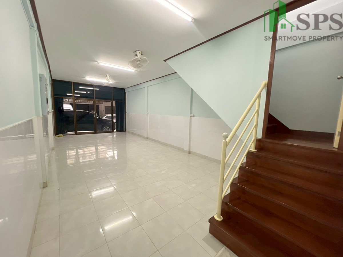 Commercial Building for Rent near BTS Phra Khanong (SPSJN226) Loading...