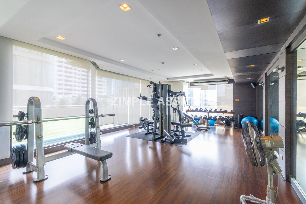 For RentSukhumvit, Asoke, Thonglor : Line ID: @zimple_asset  Service Apartment on Sukhumvit Soi 8. Fully furnished large rooms with fitness and swimming pool. Conveniently located near BTS Nana. Accepts both short-term and long-term stays