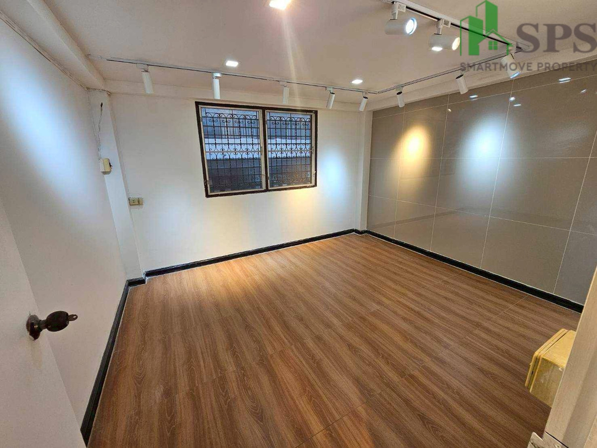 For Rent: Shophouse / Townhome  ให้เช่า อาคารพาณิชย์/ทาวน์โฮม พักอาศัยได้  (SPSJN225) Loading...