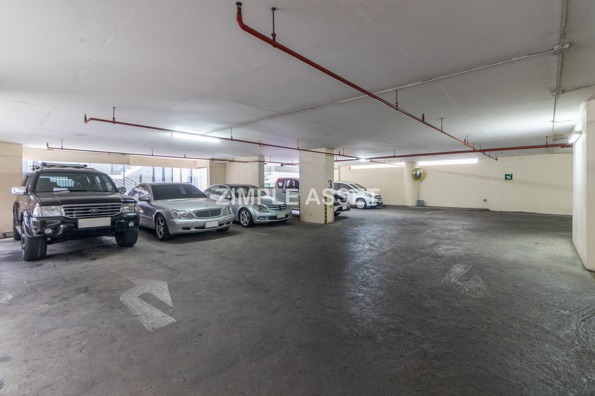 For RentSukhumvit, Asoke, Thonglor : Line ID: @zimple_asset  Service Apartment on Sukhumvit Soi 8. Fully furnished large rooms with fitness and swimming pool. Conveniently located near BTS Nana. Accepts both short-term and long-term stays