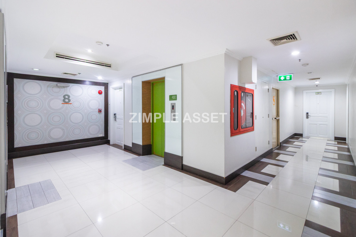 For RentSukhumvit, Asoke, Thonglor : Line ID: @zimple_asset  Service Apartment on Sukhumvit Soi 8. Fully furnished large rooms with fitness and swimming pool. Conveniently located near BTS Nana. Accepts both short-term and long-term stays