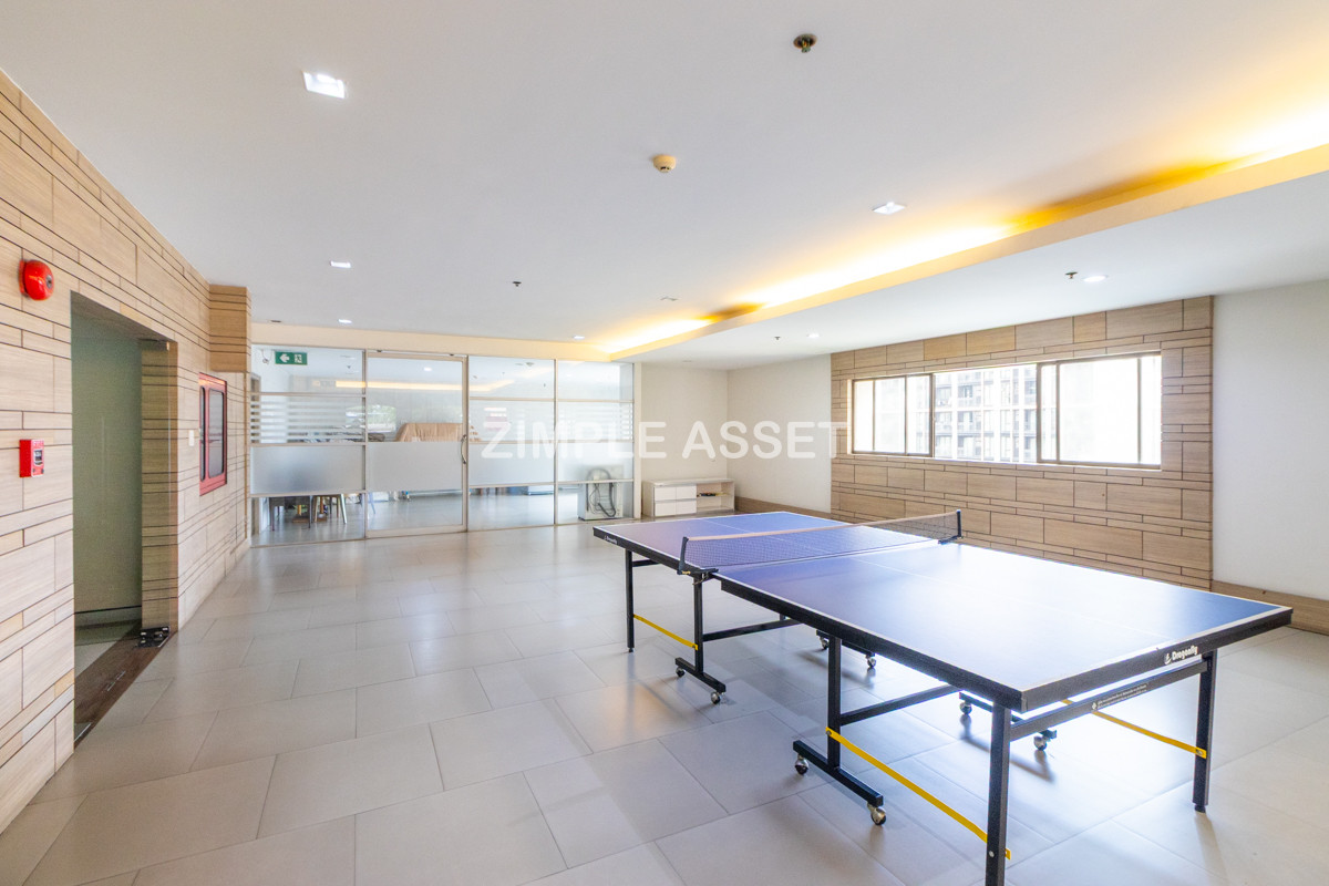 For RentSukhumvit, Asoke, Thonglor : Line ID: @zimple_asset  Service Apartment on Sukhumvit Soi 8. Fully furnished large rooms with fitness and swimming pool. Conveniently located near BTS Nana. Accepts both short-term and long-term stays