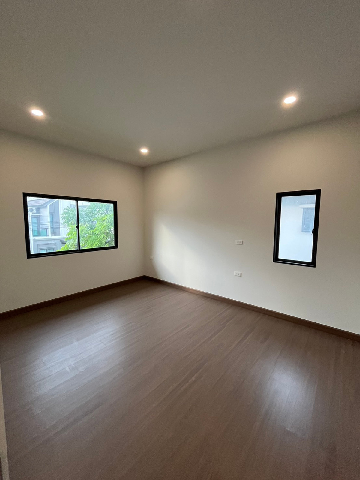 For SaleHouseRattanathibet, Sanambinna : 🏡 Grand Britannia Nonthaburi Station – corner plot detached house in front of the central garden, largest land in the project, price 14,900,000 baht.