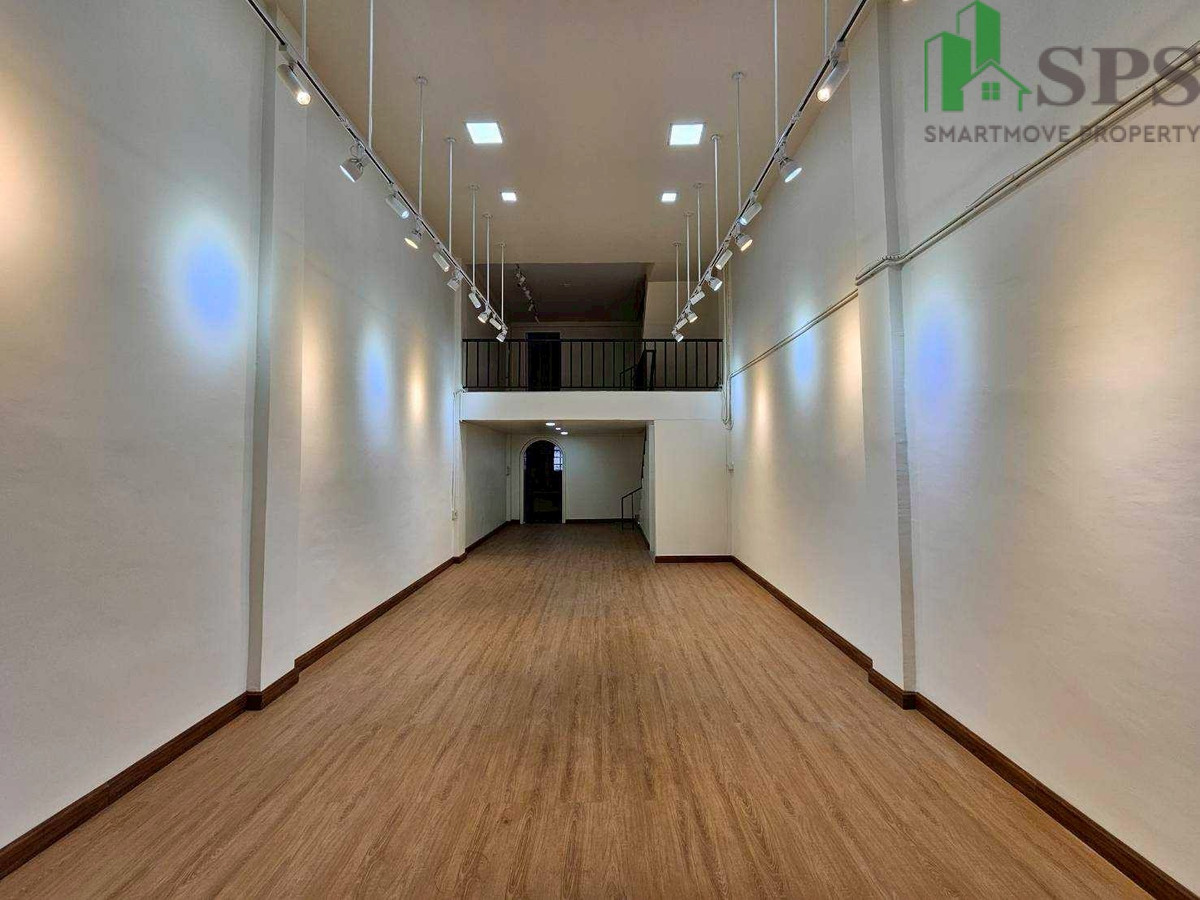 For Rent: Shophouse / Townhome  ให้เช่า อาคารพาณิชย์/ทาวน์โฮม พักอาศัยได้  (SPSJN225) Loading...