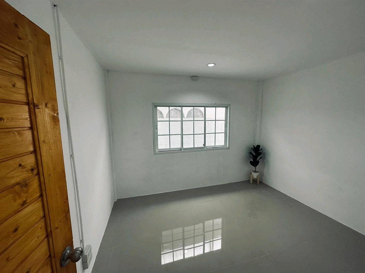 ขายด่วน!! ทาวน์เฮ้าส์ แยกปากเกร็ด นนทบุรี Loading...