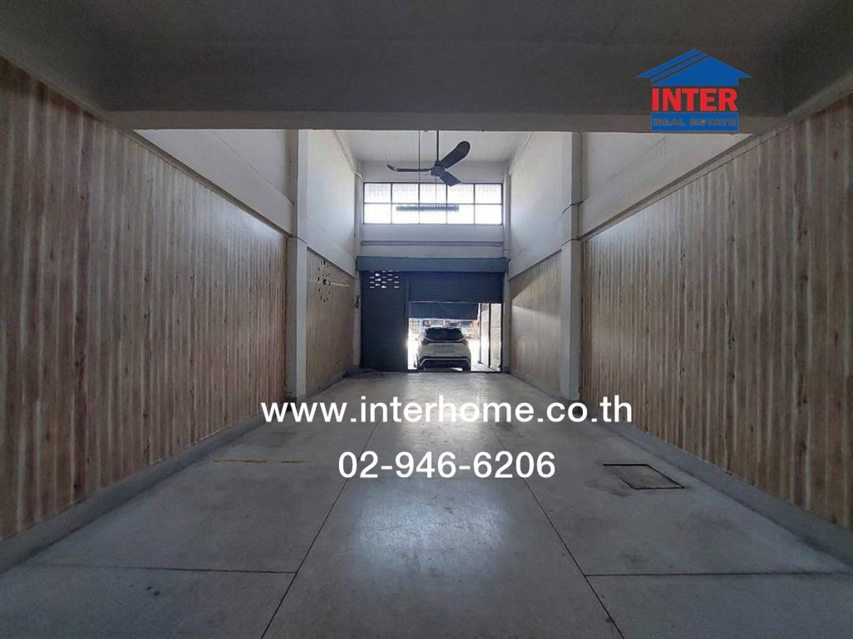 Commercial building 4.5 floors, 24 sq m. Commercial building, Thepharak Road, near BTS Thipphawan Station, Soi Mo Sanoen, Theparak Road, Srinakarin Road. Mueang Samut Prakan, Samut Prakan Loading...