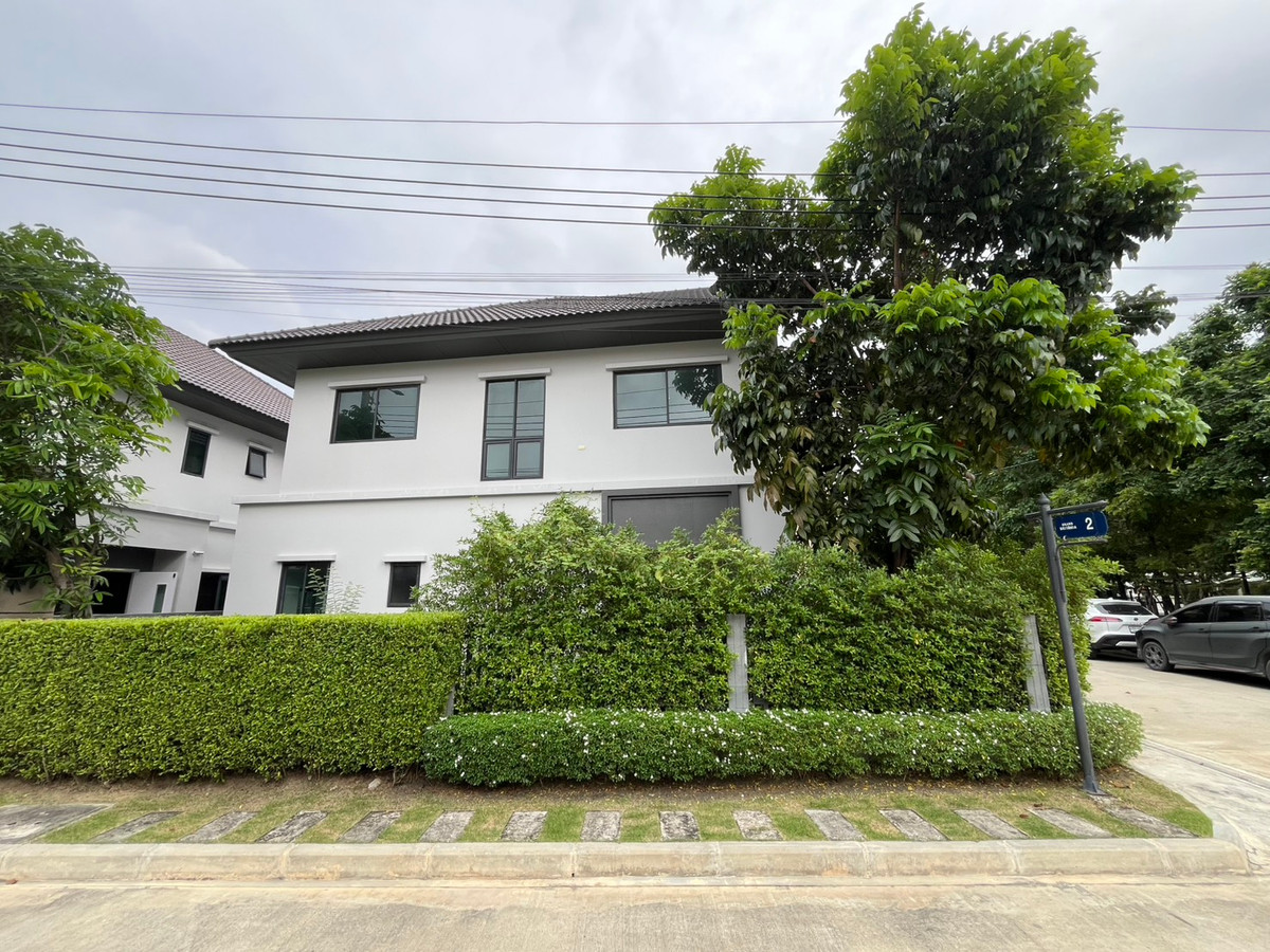 For SaleHouseRattanathibet, Sanambinna : 🏡 Grand Britannia Nonthaburi Station – corner plot detached house in front of the central garden, largest land in the project, price 14,900,000 baht.
