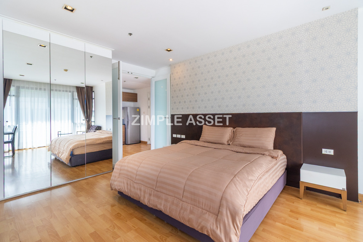 For RentSukhumvit, Asoke, Thonglor : Line ID: @zimple_asset  Service Apartment on Sukhumvit Soi 8. Fully furnished large rooms with fitness and swimming pool. Conveniently located near BTS Nana. Accepts both short-term and long-term stays