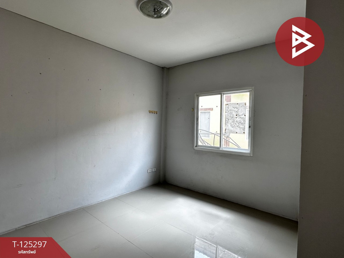 Townhouse for sale, S. Thaweesap Village, Phanat Nikhom, Chonburi. Loading...