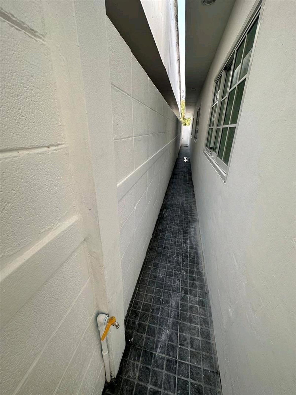 ขายด่วน!! ทาวน์เฮ้าส์ แยกปากเกร็ด นนทบุรี Loading...