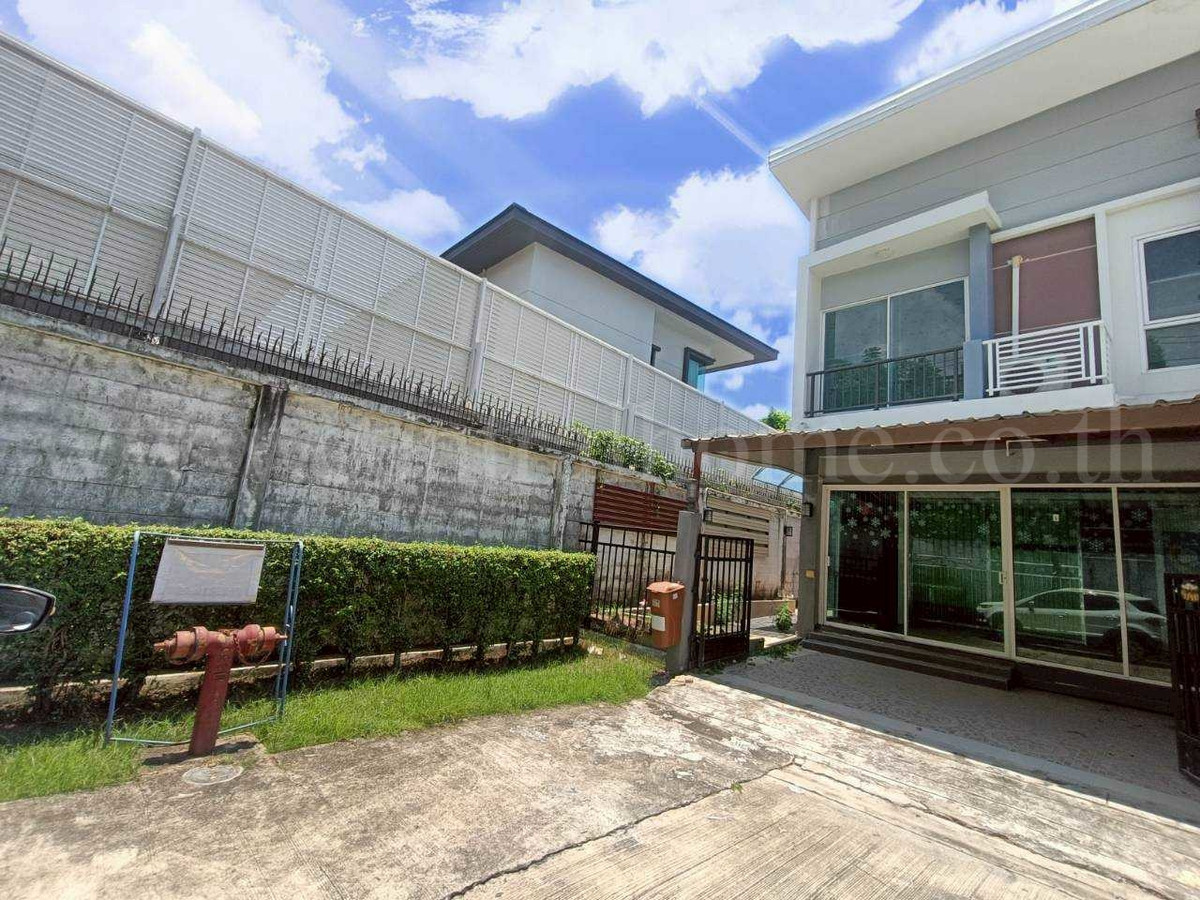 Townhome Supalai Bella Kingkaew - Srinakarin, back corner, ready to move in. Loading...